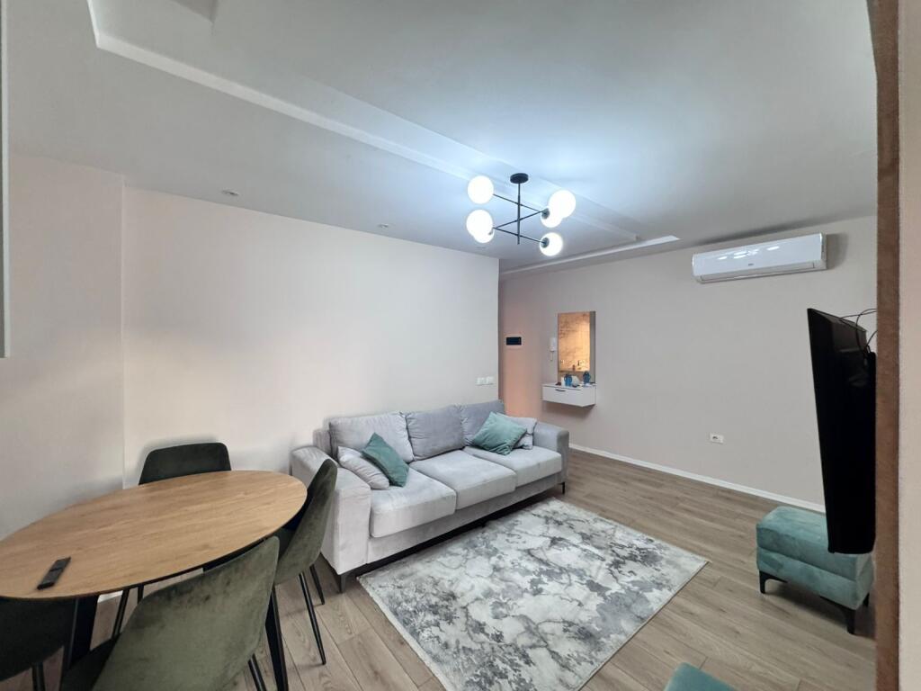 Qera apartament 1+1 cmimi 40000 leke ne muaj  Prane Grand Galerise ne Yzberisht