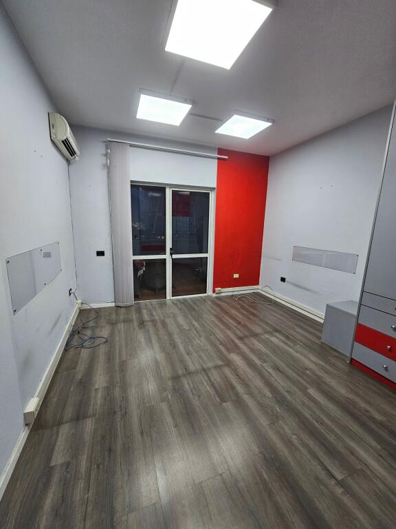 A Bllok, Spazio per Uffici in Affitto con Posizione Premium di Fronte a Sky Tower!