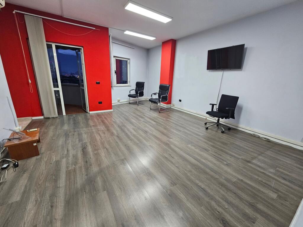 A Bllok, Spazio per Uffici in Affitto con Posizione Premium di Fronte a Sky Tower!
