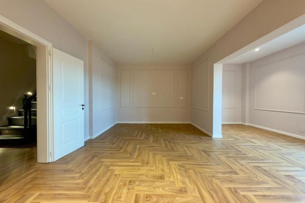 Dupleks - Për Shitje - Shallvaret, TiranëI(D: 530181010-3285)