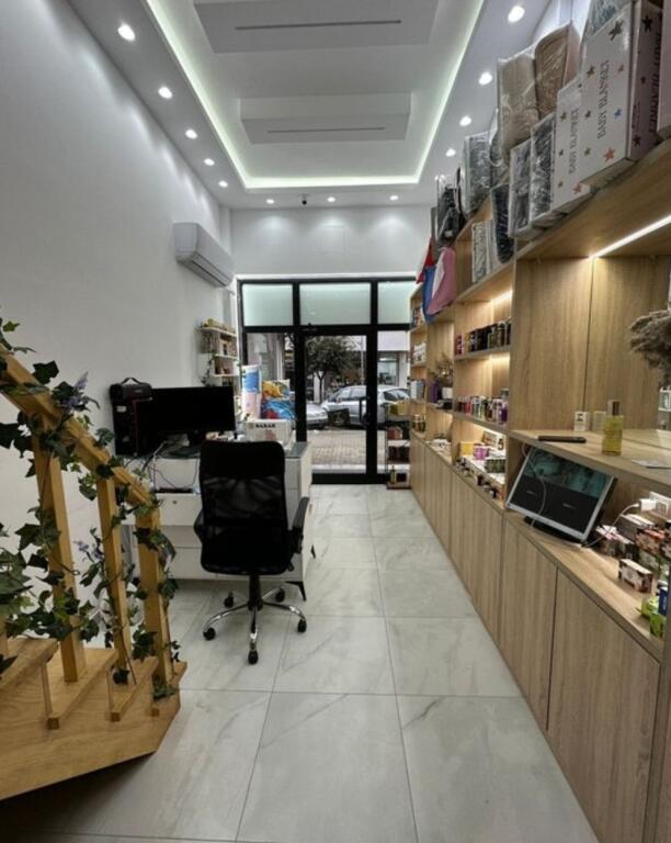 ✨ Negozio Investito in Affitto ad Astir – 50.5 m² con Ambiente Diverso