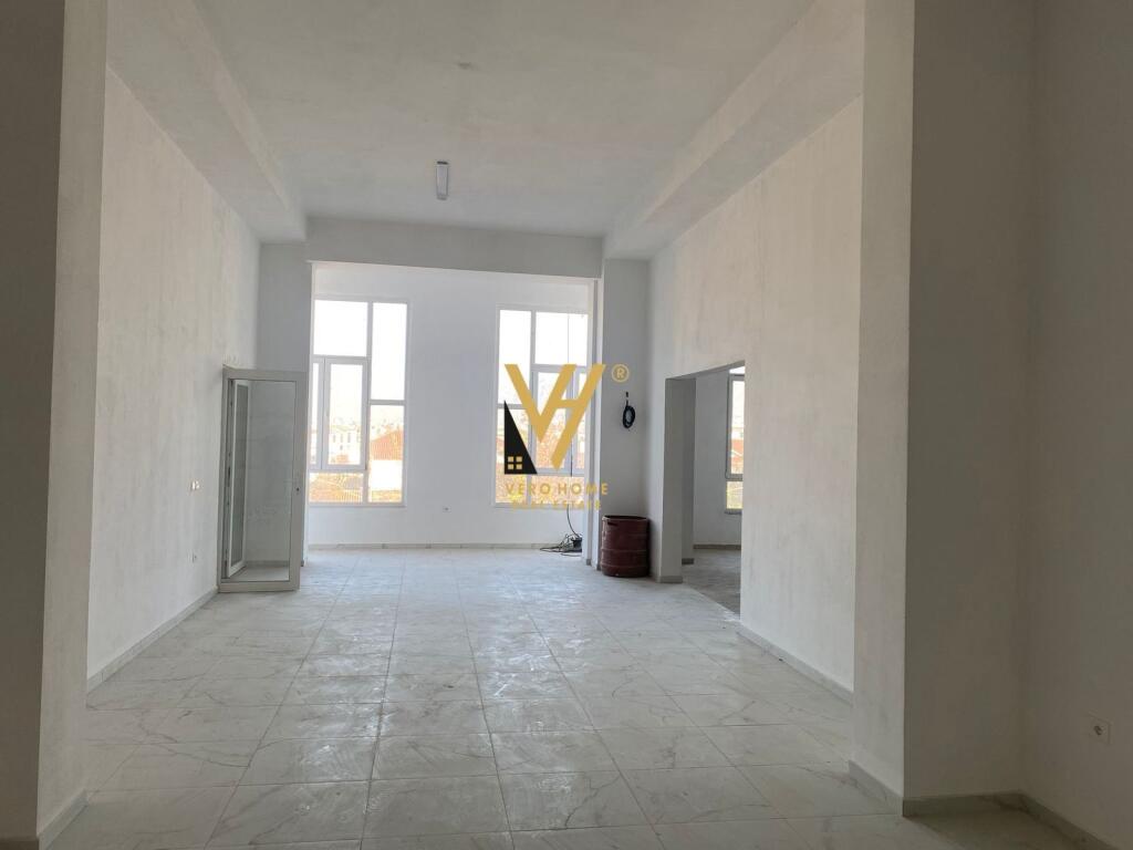 SI OFFRE AMBIENTE 160 M2 IN AFFITTO A KTHESA E KAMZES 800 EURO