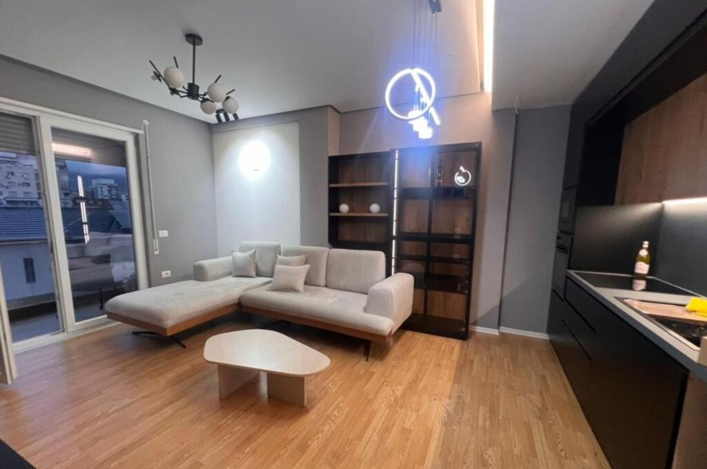✨ Appartamento 2+1 in Affitto in Via Dibra – Ambiente Investito &amp; Balcone