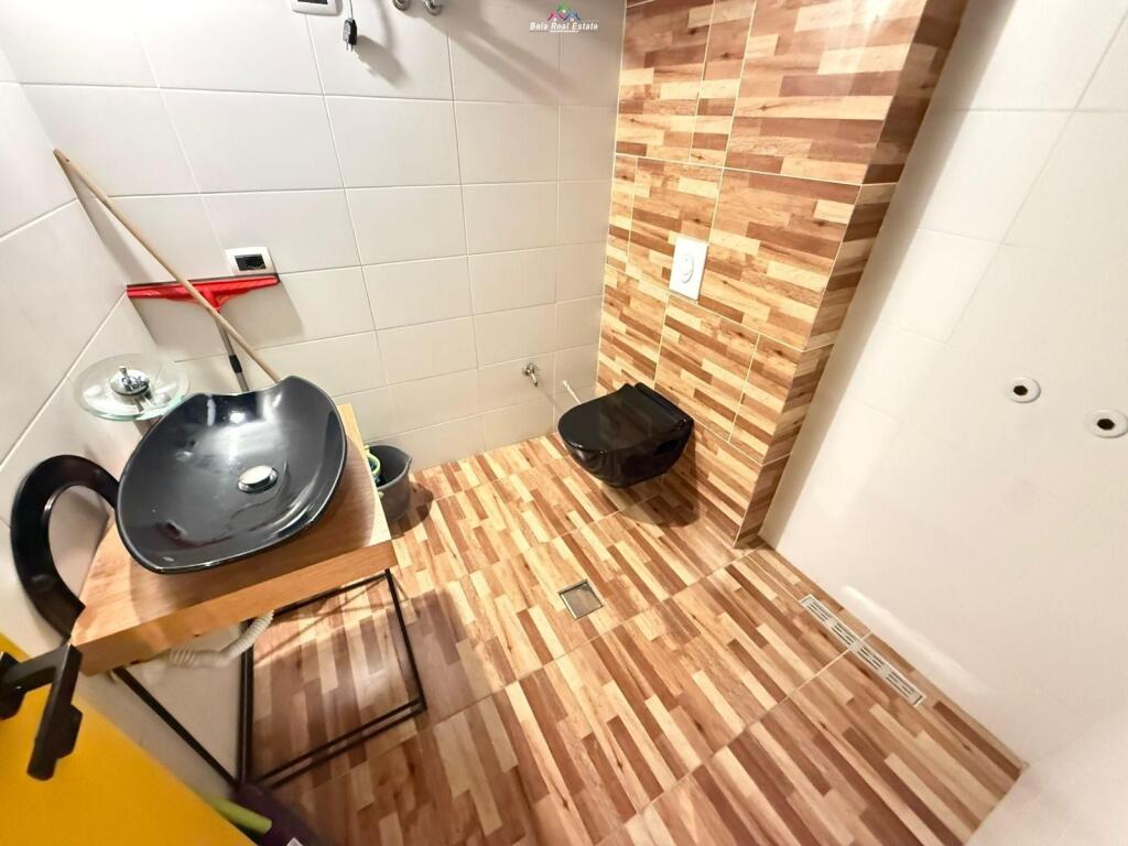 Ufficio in Affitto in Via Durazzo (ID BZ289) Tirana