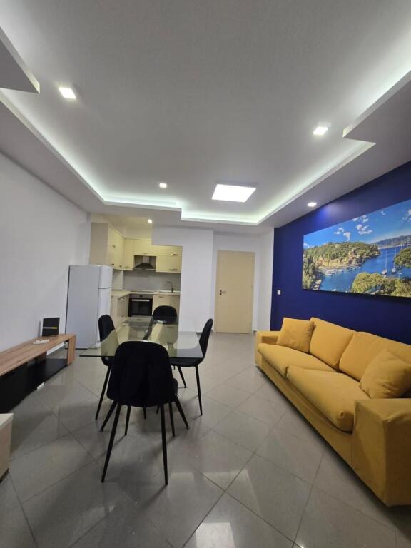 Jepet me qeta apartament 2+1 te Rruga e Elbadanit