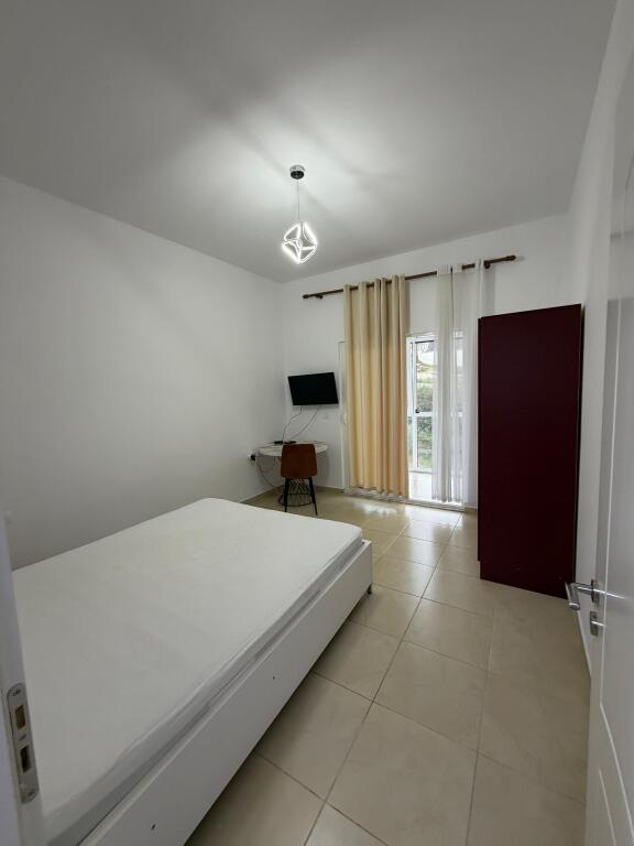 🏡 Jepet me qira apartament 1+1 – Vilat Gjermane  📍 Zona: Vilat Gjermane 🏢 Pallat i ri 🛋️ Apartamenti është i mobiluar dhe në gjendje shumë të mirë 🍽️ Kuzhinë e kompletuar 🛏️ Dhomë gjumi komode ☀️ Ndriçim natyral dhe ambient i qetë  💰 Çmimi: 40.000 lekë / muaj