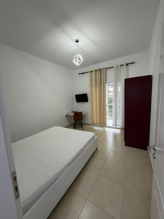 🏡 Jepet me qira apartament 1+1 – Vilat Gjermane  📍 Zona: Vilat Gjermane 🏢 Pallat i ri 🛋️ Apartamenti është i mobiluar dhe në gjendje shumë të mirë 🍽️ Kuzhinë e kompletuar 🛏️ Dhomë gjumi komode ☀️ Ndriçim natyral dhe ambient i qetë  💰 Çmimi: 40.000 lekë / muaj