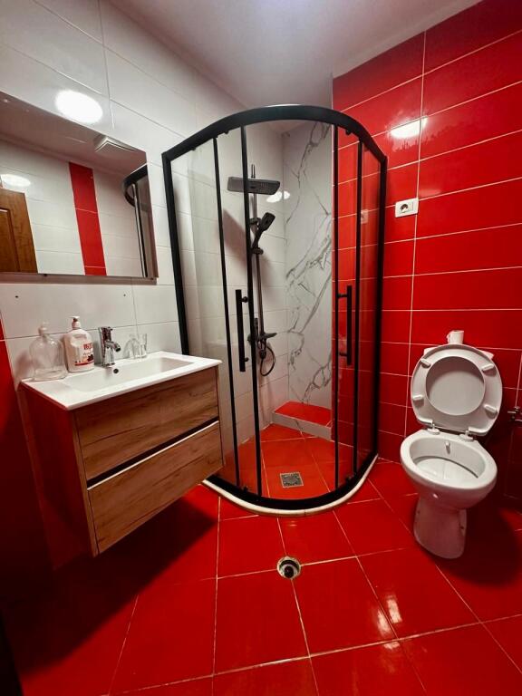 📣 QERA Apartament 2+1 📍 Rruga e "Kavajes", Prane Kishes Katolike ✨