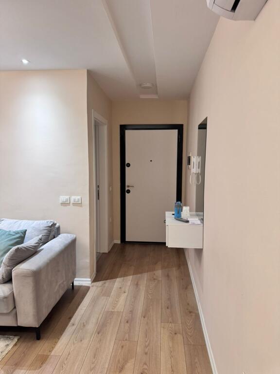 Qera apartament 1+1 cmimi 40000 leke ne muaj  Prane Grand Galerise ne Yzberisht