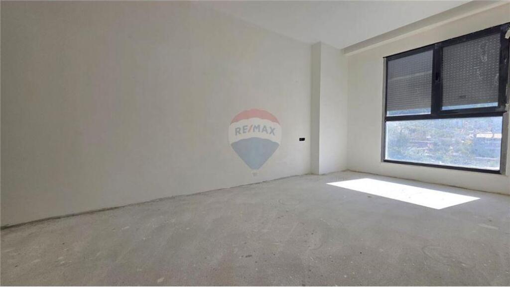 Appartamento 2+1+2 + Garage in Vendita – Vicino alla Scuola Marina, Vlora