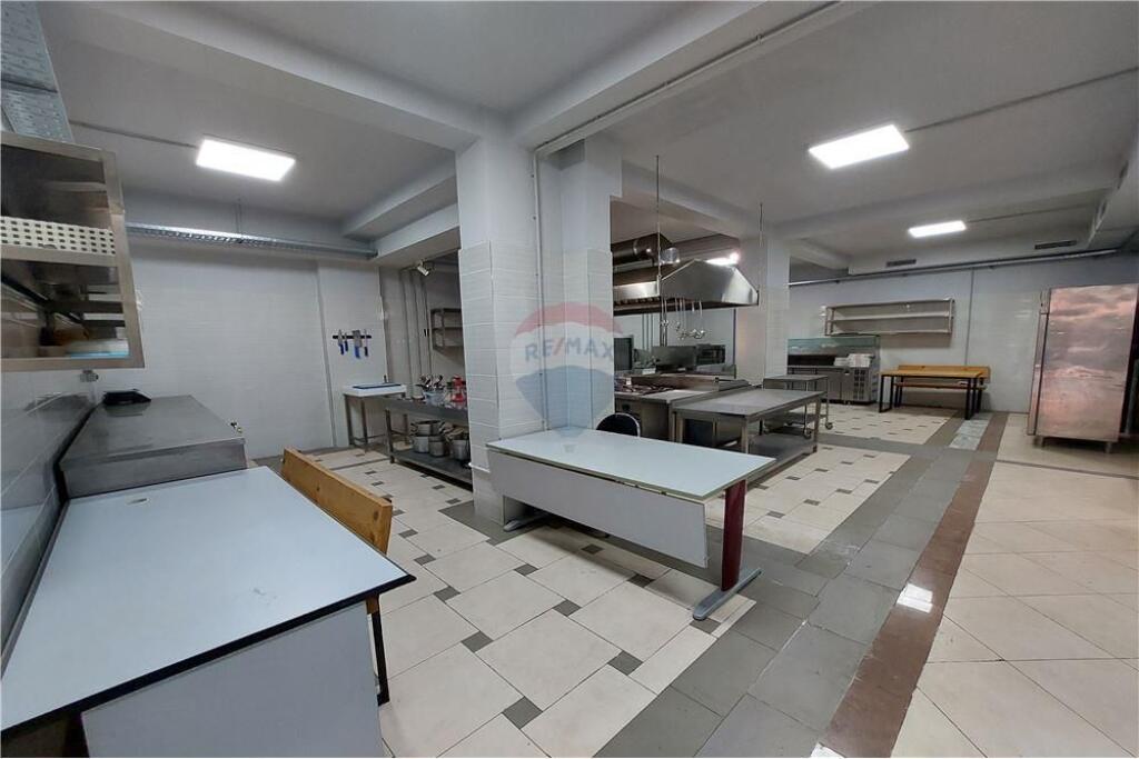 Dyqan - Për Shitje - Rruga e Barrikadave, Tiranë(ID: 530181070-361)