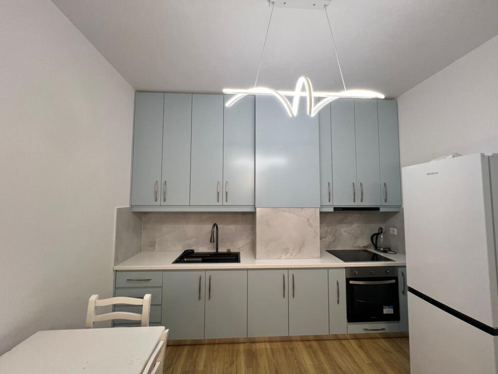 Qera apartament 1+1  Kati 6 pallat I ri me ashensor  Tek ish Fusha e Aviacionit Cmimi 60.000 leke ne muaj