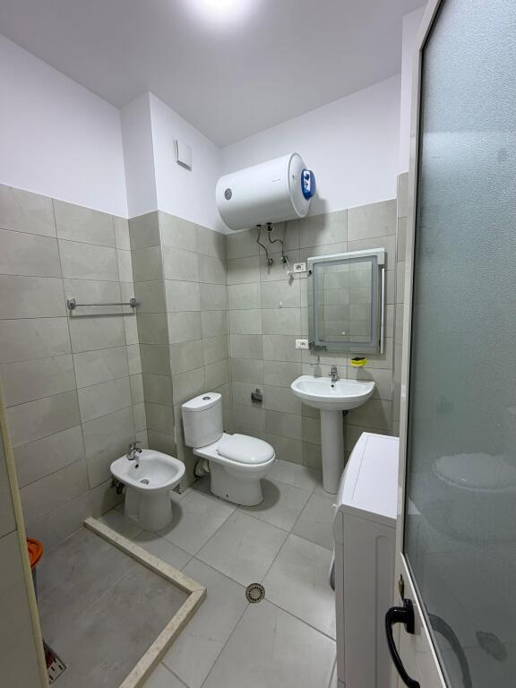 🏡 Jepet me qira apartament 1+1 – Vilat Gjermane  📍 Zona: Vilat Gjermane 🏢 Pallat i ri 🛋️ Apartamenti është i mobiluar dhe në gjendje shumë të mirë 🍽️ Kuzhinë e kompletuar 🛏️ Dhomë gjumi komode ☀️ Ndriçim natyral dhe ambient i qetë  💰 Çmimi: 40.000 lekë / muaj