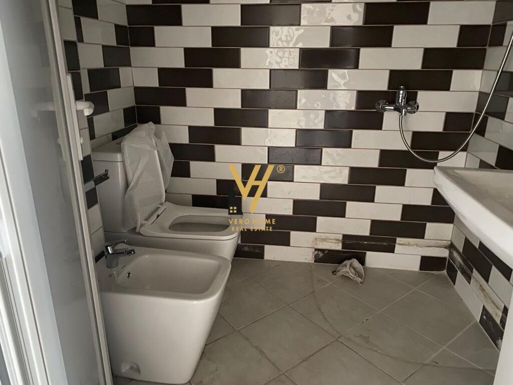 SI OFFRE AMBIENTE 160 M2 IN AFFITTO A KTHESA E KAMZES 800 EURO
