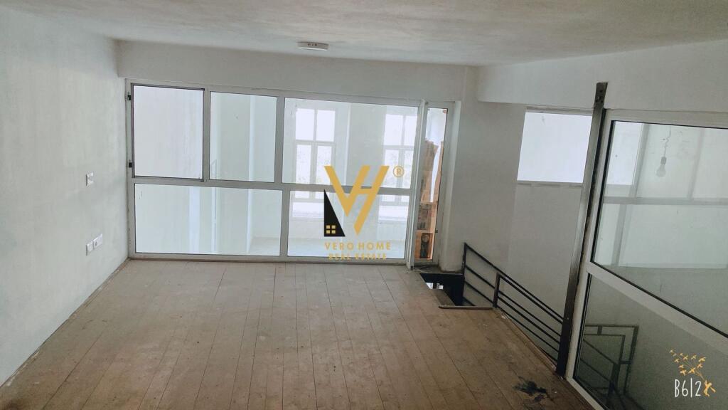 SI OFFRE AMBIENTE 160 M2 IN AFFITTO A KTHESA E KAMZES 800 EURO