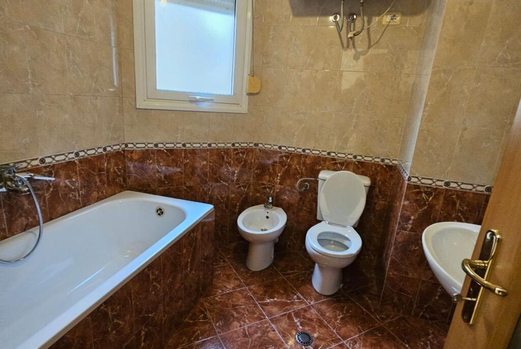 Alla Comune di Parigi Vendesi Appartamento 2+1+2 Con Posizione Perfetta!