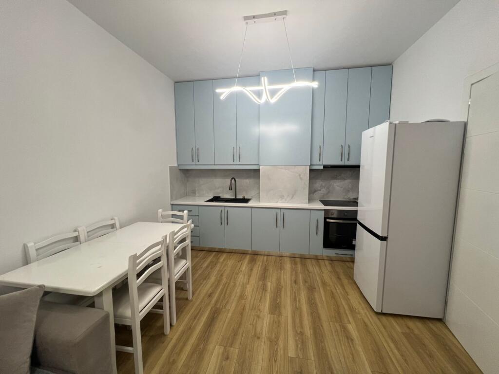 Qera apartament 1+1  Kati 6 pallat I ri me ashensor  Tek ish Fusha e Aviacionit Cmimi 60.000 leke ne muaj