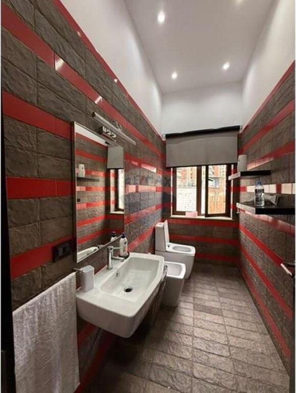 Apartament 2+1+2 me qira tek Rruga e Barrikadave