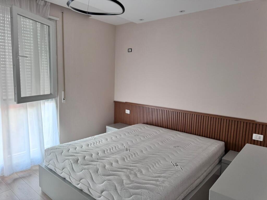Qera apartament 1+1 cmimi 40000 leke ne muaj  Prane Grand Galerise ne Yzberisht