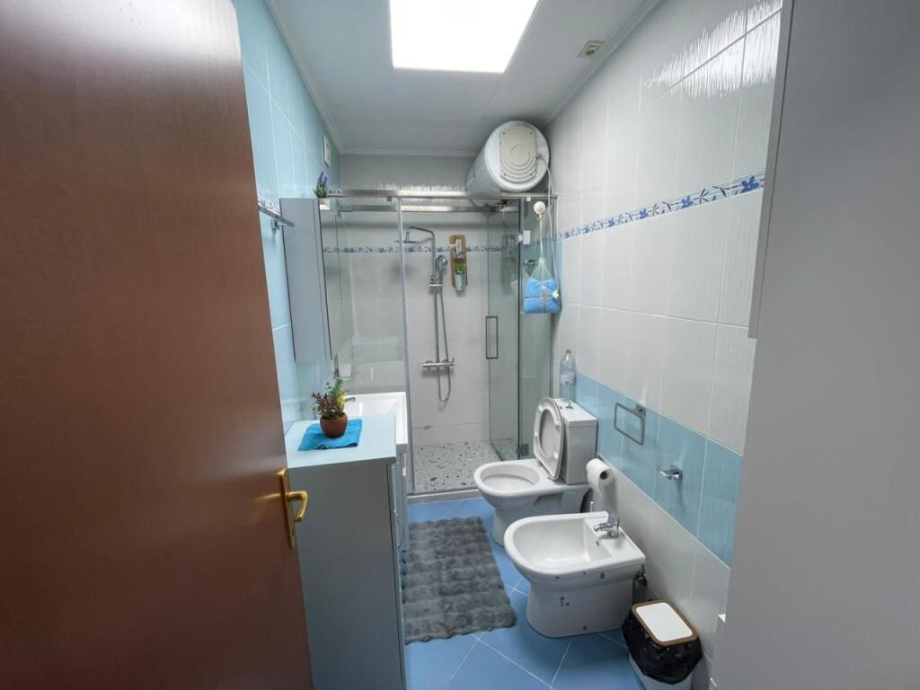 Apartament për qera 3+1+2+garazhd – Liqeni i Thatë