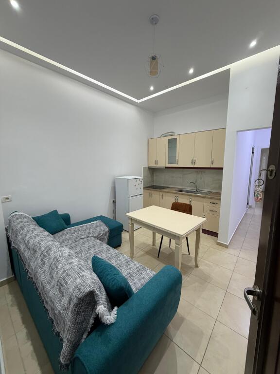 🏡 Jepet me qira apartament 1+1 – Vilat Gjermane  📍 Zona: Vilat Gjermane 🏢 Pallat i ri 🛋️ Apartamenti është i mobiluar dhe në gjendje shumë të mirë 🍽️ Kuzhinë e kompletuar 🛏️ Dhomë gjumi komode ☀️ Ndriçim natyral dhe ambient i qetë  💰 Çmimi: 40.000 lekë / muaj