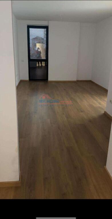 Zyre me qera tek Shkolla e Kuqe Tirane