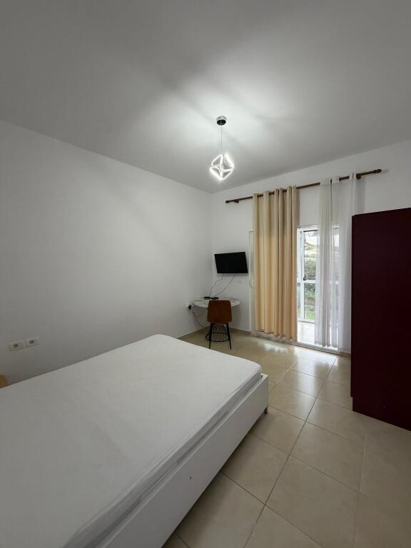 🏡 Jepet me qira apartament 1+1 – Vilat Gjermane  📍 Zona: Vilat Gjermane 🏢 Pallat i ri 🛋️ Apartamenti është i mobiluar dhe në gjendje shumë të mirë 🍽️ Kuzhinë e kompletuar 🛏️ Dhomë gjumi komode ☀️ Ndriçim natyral dhe ambient i qetë  💰 Çmimi: 40.000 lekë / muaj