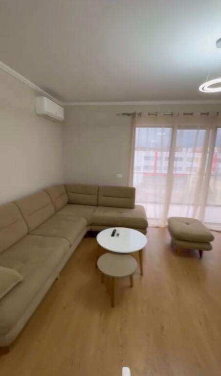 Jepet me qera apartament 2+1, me sipërfaqe të madhe, 550 Euro/muaj