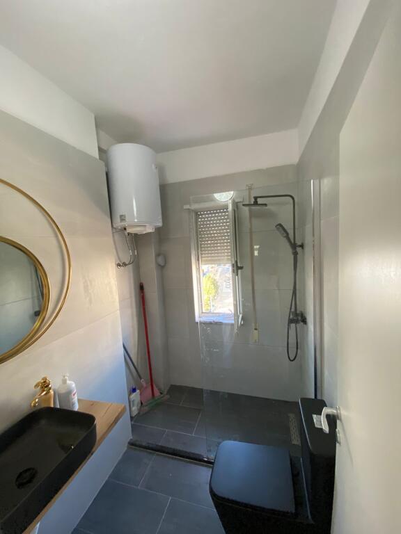 Vendesi in vendita 1+1 quartiere 13 Durazzo con vista mare