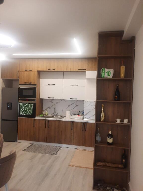 🏠 Jepet me qera apartament 2+1+2 📍 Rruga e Dibrës – Kompleksi Arlis💶 Çmimi: 750 € / muaj
