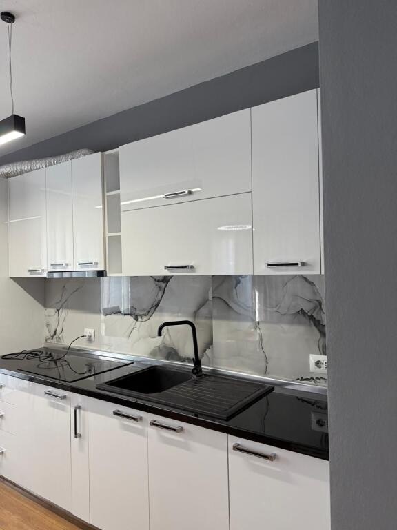 Jepet me qera apartament modern ne rrugen "Jordan Misja".