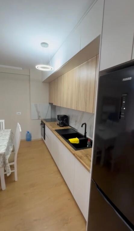 Jepet me qera apartament 2+1, me sipërfaqe të madhe, 550 Euro/muaj