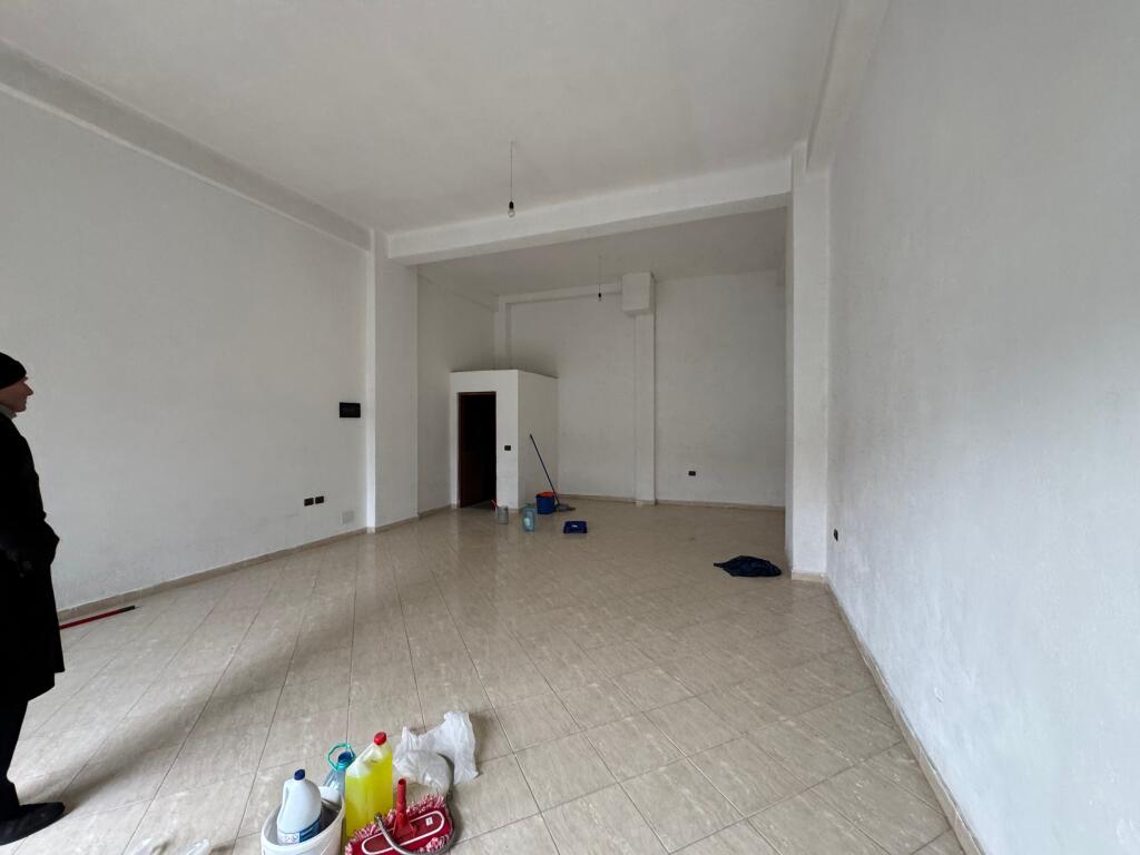 Negozio in affitto vicino a Nela 6 Yzberisht 30.000 lek
