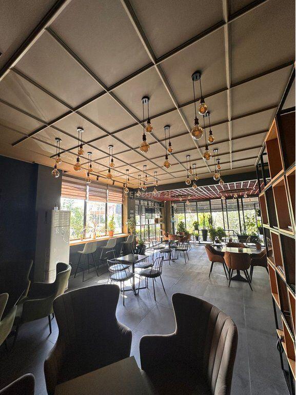 Affittasi locale di 451m² sul lato dell'asse stradale, a 200 m sopra il ristorante FRESKU