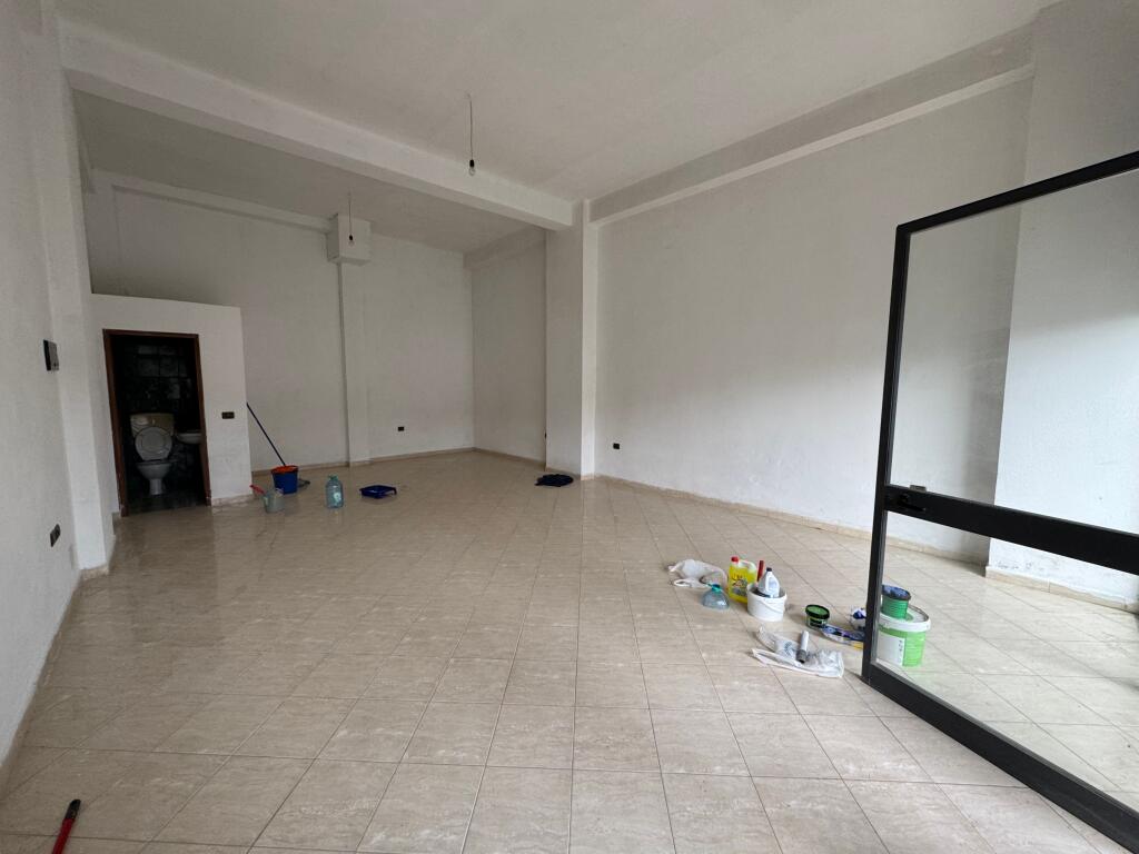 Negozio in affitto vicino a Nela 6 Yzberisht 30.000 lek