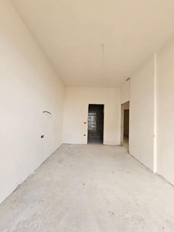In vendita 2+1+2wc &amp; Balcone + posto auto  📍 Fusha e Aviacionit *( 170.000 Euro )* - Laprake | In fase di costruzione, termina in 7 mesi. Piano 4