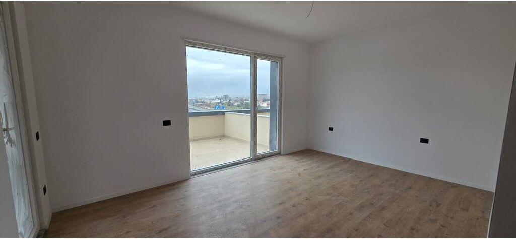 SHITET APARTAMENT 2+1+2 ME VERANDË – PASKUQAN!