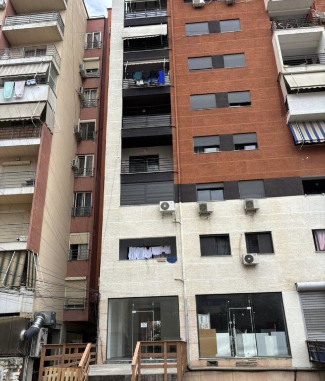 Locale Commerciale in Affitto, Negozio a Yzberisht