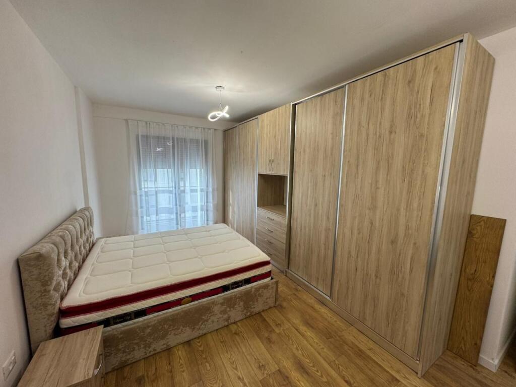 🏠 Appartamento 2+1+2 in affitto  📍 Indirizzo: Porcelan Di fronte a Tv Klan 💰 Prezzo:  60,000 leke