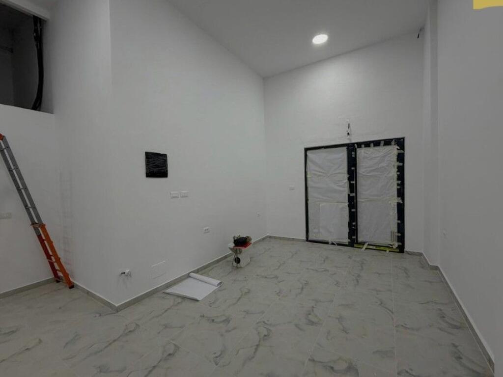 Qera, Ambient Biznesi, Unaza e Re, Tiranë