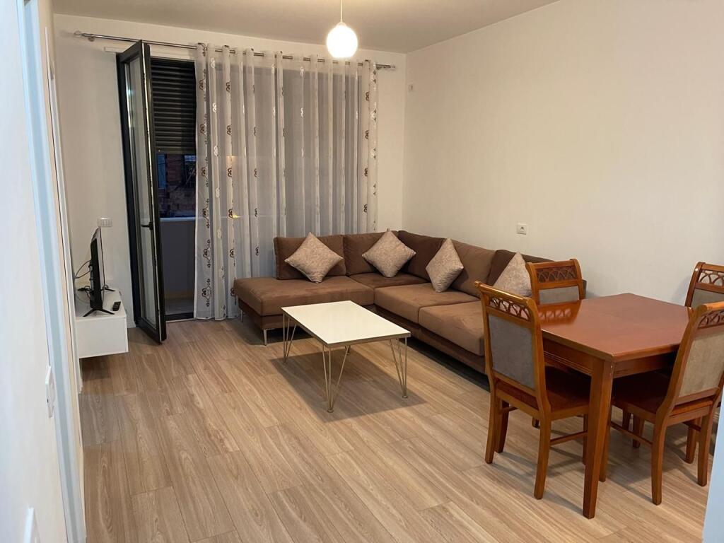 Affittasi appartamento 1+1, arredato, secondo piano con ascensore in via Siri Kodra