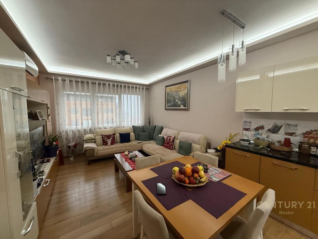 Shitet apartament 2+1 në Astir, pranë Bar Artistit