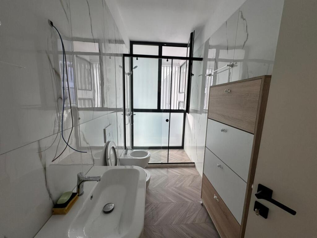 🏠 Appartamento 2+1+2 in affitto  📍 Indirizzo: Porcelan Di fronte a Tv Klan 💰 Prezzo:  60,000 leke