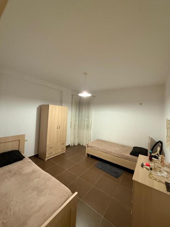 Jepet me qera apartament 2+1+2 tualete+1 ballkon rruga peti liqeni i thate