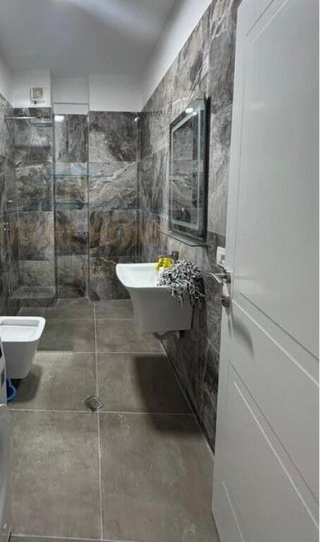 Qera Apartament 1+1 tek 5 Maji.