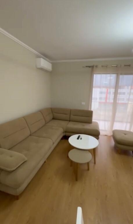 Jepet me qera apartament 2+1, me sipërfaqe të madhe, 550 Euro/muaj