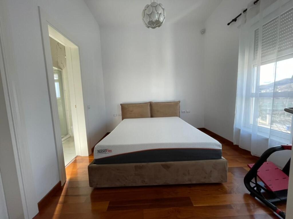 🏡 Rolling Hills Residence – Vilë me Qira, pranë TEG 🌿