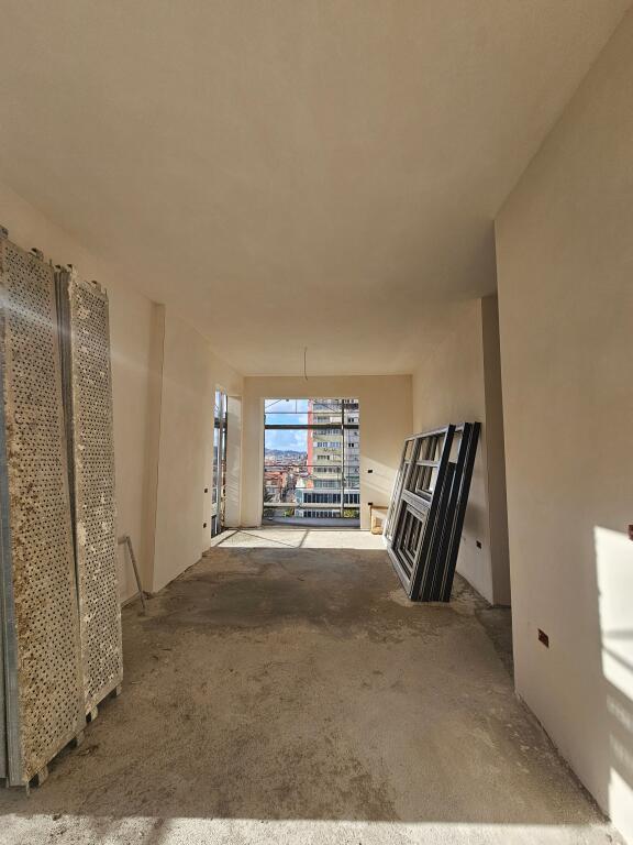 In vendita 2+1+2wc &amp; Balcone + posto auto  📍 Fusha e Aviacionit *( 170.000 Euro )* - Laprake | In fase di costruzione, termina in 7 mesi. Piano 4