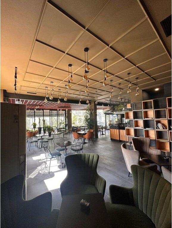 Affittasi locale di 451m² sul lato dell'asse stradale, a 200 m sopra il ristorante FRESKU