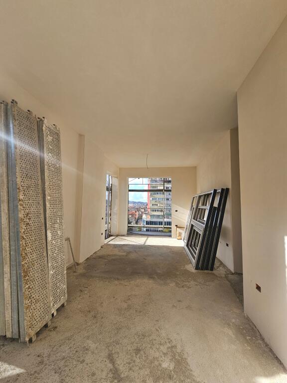 In vendita 2+1+2wc &amp; Balcone + posto auto  📍 Fusha e Aviacionit *( 170.000 Euro )* - Laprake | In fase di costruzione, termina in 7 mesi. Piano 4